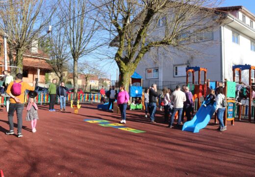 Gran acollida familiar ao novo parque infantil de Lestedo, no que o Concello de Boqueixón investiu máis de 90.000 euros